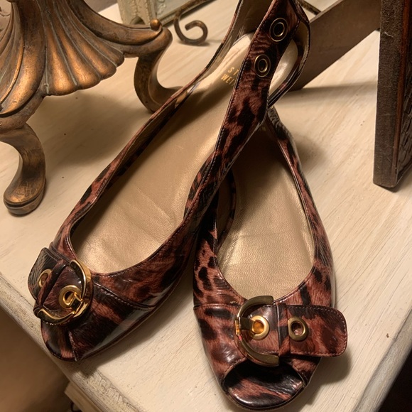 Stuart Weitzman Open Toe Buckle Patent Animal Print Flat. Chatup Good Condition - Picture 6 of 7